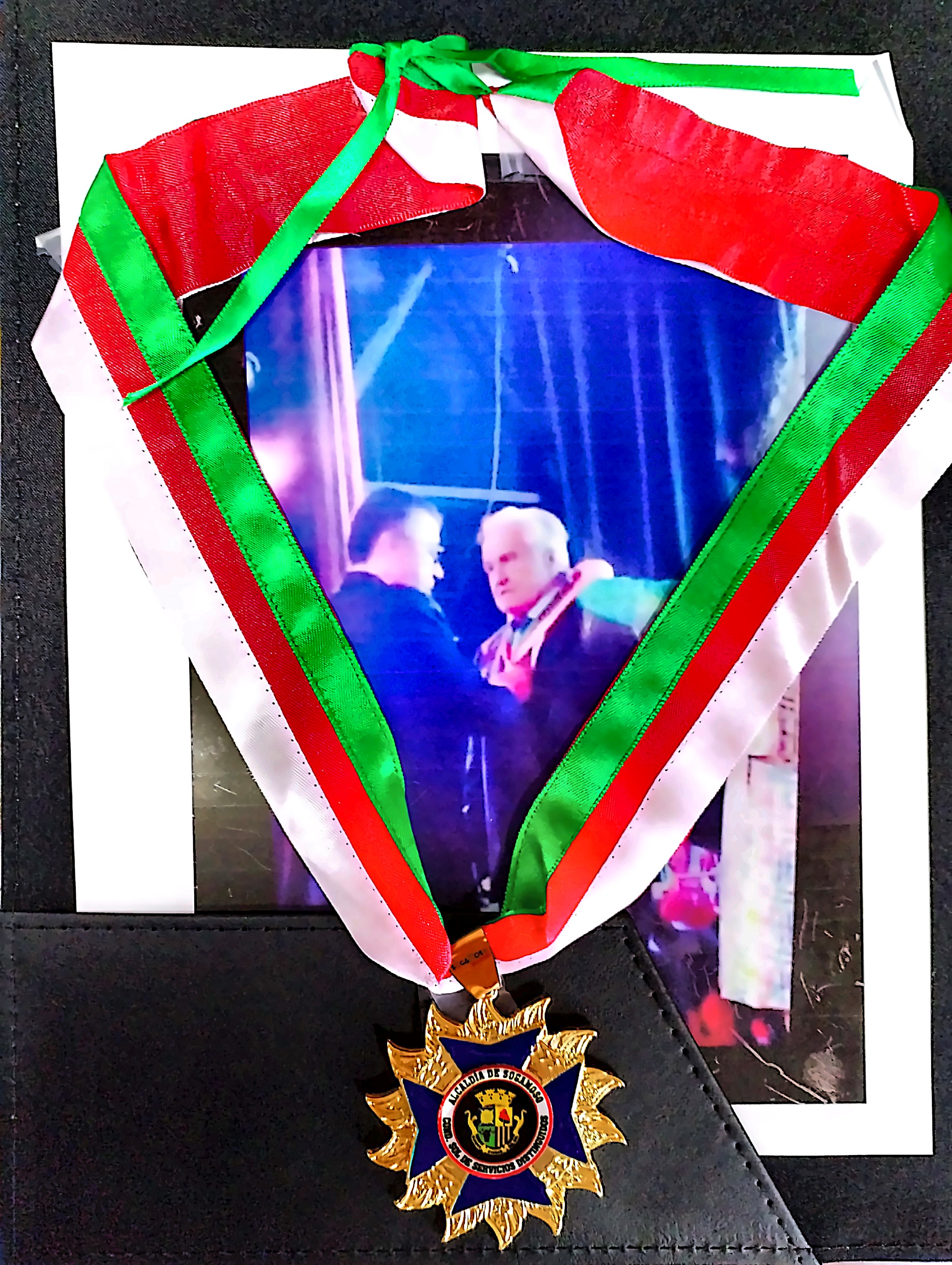Medalla al mérito otorgada a Luis Eduardo Martínez, fundador de Inteleca