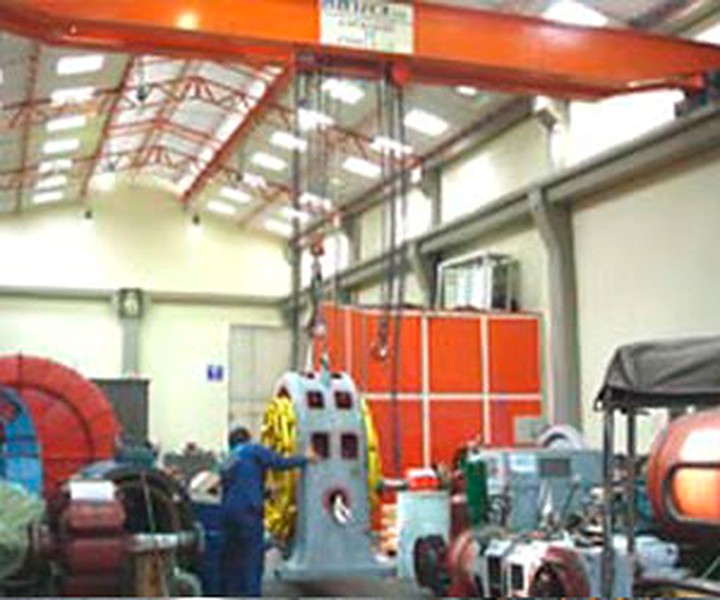 Taller con puente grúa para equipos de gran porte